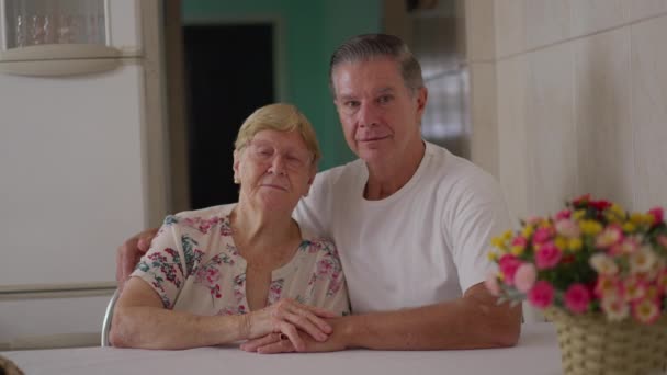 Retrato Una Anciana Con Hijo Adulto Mirando Cámara Cocina Del — Vídeo de stock