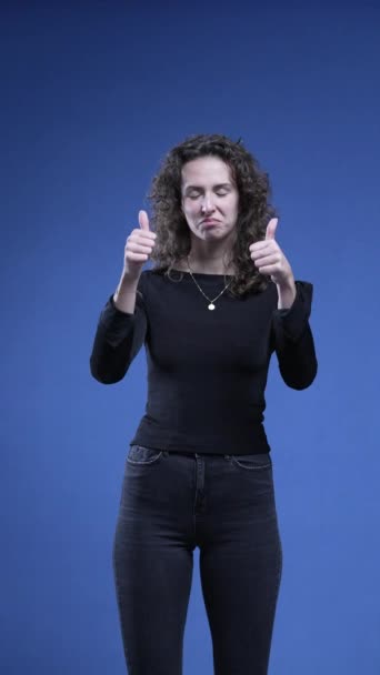 Woman Showing Signs Approval Giving Thumbs Giving Sign Hand Applauds — Stock Video