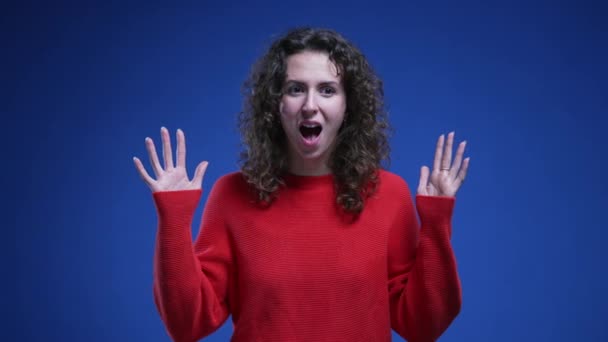 Joven Mujer Feliz Reaccionando Con Sorpresa Shock Acerca Fantásticas Grandes — Vídeo de stock