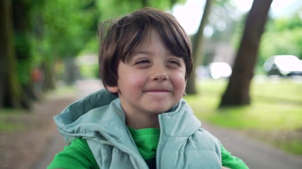 Portrét Roztomilého Chlapečka Stojícího Venku Parku Usmívajícího Kameru Hrajícího Kapucí — Stock video