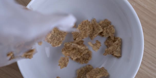 Verter Cereal Tazón Blanco Comida Para Desayuno Matutino Una Toma — Vídeo de stock