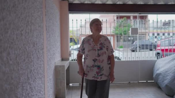 白种人老年老年妇女走在家门口 俯瞰城市人行道 — 图库视频影像