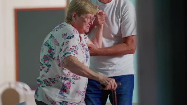 Person Der Hjælper Ældre Kvinde Til Komme Fra Sofaen Gennem – Stock-video