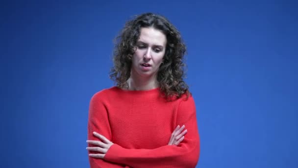Femeia Supărată Care Traversează Brațele Frustrare Stând Fundal Albastru Femeie — Videoclip de stoc
