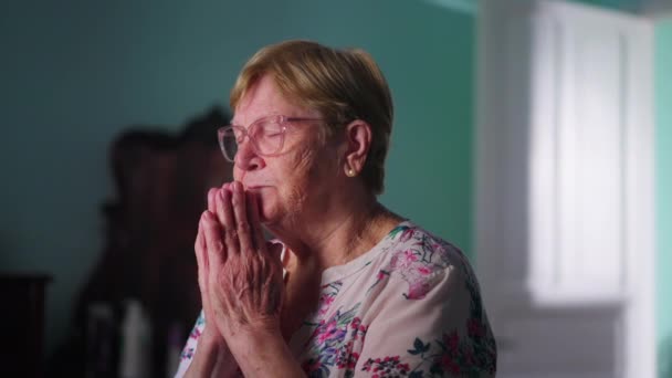 有希望的宗教老年妇女在卧室里向上帝祈祷 感受到与更高权力的联系 在祈祷中奉献 — 图库视频影像