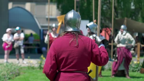Повернення Лицаря Тримає Спис Носить Шолом Виставі Середньовічного Ярмарку Відродження — стокове відео