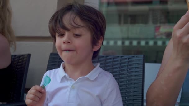 Pequeno Menino Saboreando Azul Ice Cream Cone Com Colher Criança — Vídeo de Stock