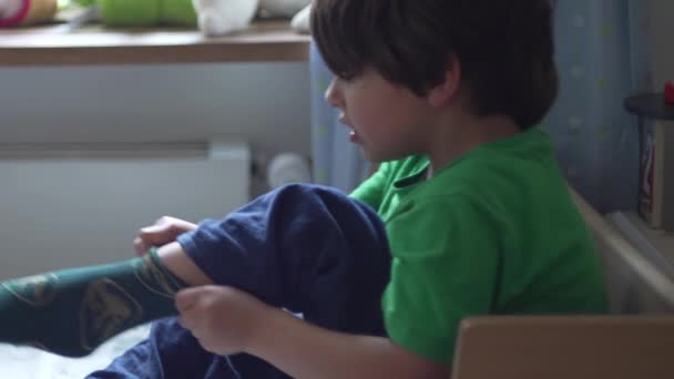 Yatak Odasındaki Çocuk Çorap Giymeye Çabalıyor Hayal Kırıklığı Hissediyor Giyinmeyi — Stok video