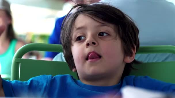 Маленький Мальчик Мечтает Сидя Кресле Ресторане Ожидая Прихода Еды Глядя — стоковое видео