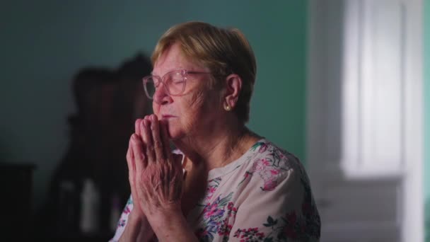 Motyw Nadziei Duchowej Wierna Starsza Kobieta Modląca Się Domu Zamkniętymi — Wideo stockowe