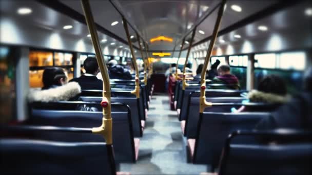 출근하는 사람들 버스를 돌아오는 대중교통 승객들 — 비디오