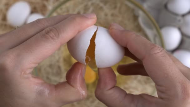 ボウルに卵を割る手のトップビュー角度 オムレツの準備 — ストック動画