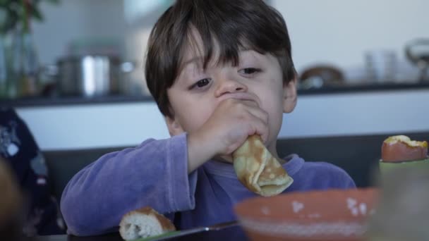 Zamknij Dziecięcą Twarz Jedzącą Naleśniki Cute Mały Chłopiec Biorąc Gryza — Wideo stockowe