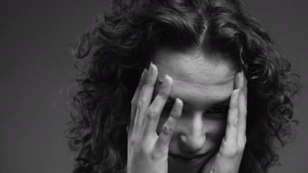 Femeia Care Simte Rușinea Acoperă Fața Mâna Regret Profund Persoană — Videoclip de stoc