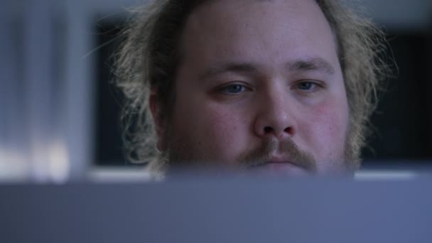 Uomo Occasionale Sovrappeso Faccia Primo Piano Fissando Schermo Del Computer — Video Stock