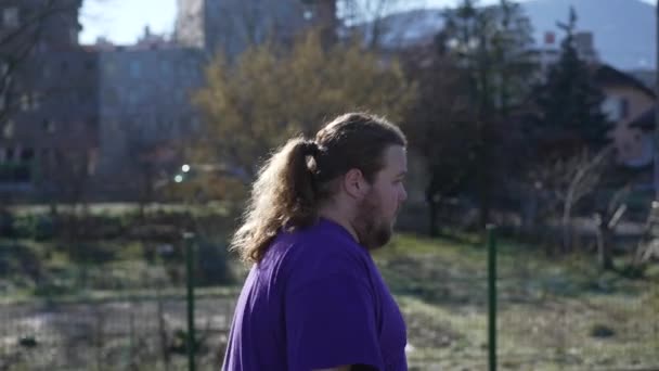 一个超重的年轻人在室外锻炼 追踪一个胖胖的男人跑步的镜头 回到健身的概念上来 — 图库视频影像