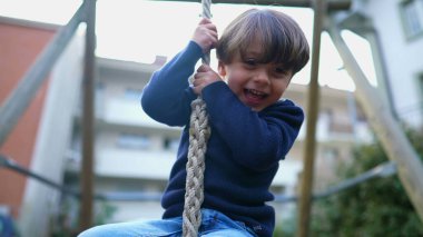 Halk Parkı 'nda Çocuk Tutma ve Kablonun Ucuna Kaydırma, Nostaljik Çocukluk Anında Eğlenen Genç Çocuk, Park Kablosunda Yakın Çekim