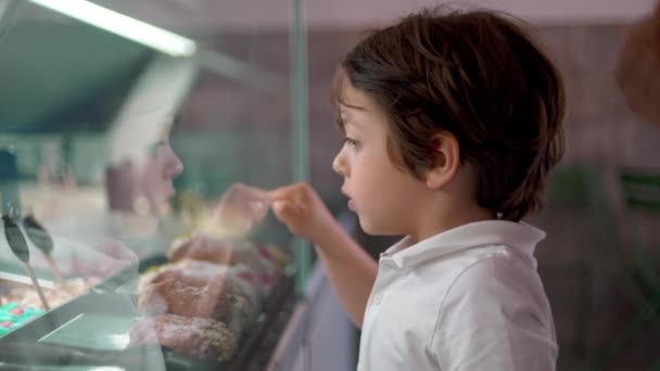 Jeden Mały Chłopiec Celujący Smak Lodów Szklaną Ladą Dziecko Zbieranie — Wideo stockowe