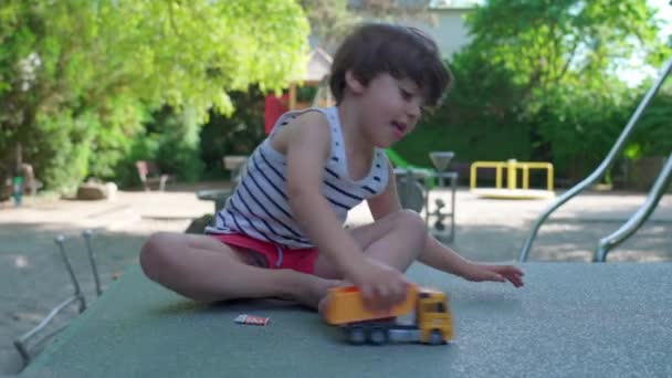 Мальчик Потерявшийся Игре Игрушечным Грузовиком Летнем Парке Воображение Открытым Небом — стоковое видео