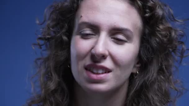 Donna Che Prende Respiro Profondo Sollievo Faccia Primo Piano Persona — Video Stock