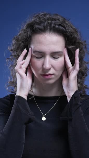 Stres Žena Pocit Duševního Tlaku Stisknutím Spánků Rukama Snaží Uvolnit — Stock video
