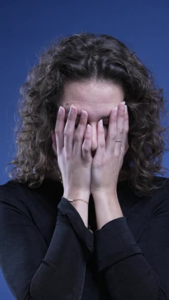 Mujer Frustrada Cubriendo Cara Vergüenza Sintiendo Arrepentimiento Desesperación Video Vertical — Vídeos de Stock