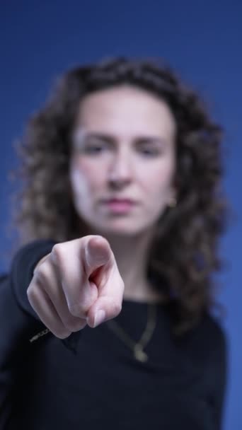 Mujer Acusando Espectador Apuntando Con Dedo Directamente Cámara Persona Que — Vídeo de stock
