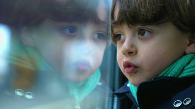 Düşünceli Çocuk Tren Penceresine Yaslanıyor, Düşünceli Çocuk 'un Dünya' yı İçgözlemsel Duyguyla Gözlemlediği Yakın Profili