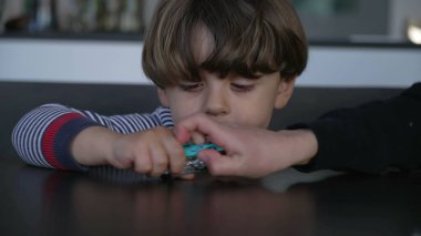 Oyuncak araba için kavga eden iki küçük çocuk. Ağabey, kardeşinden bir araç almak istiyor.