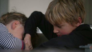 Küçük Kardeş 'ten oyuncak arabayı almaya çalışan büyük çocuk. Kardeşler Yarışıyor, Oyuncak Araç için Savaşıyor