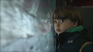 Trenin Penceresinden Küçük Çocuk Tünele girerken, Hızlı Yolculukta Çocuk Yolcu