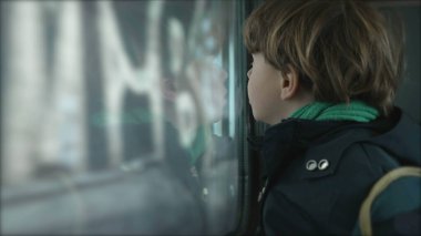 Trenin Penceresinden Küçük Çocuk Tünele girerken, Hızlı Yolculukta Çocuk Yolcu
