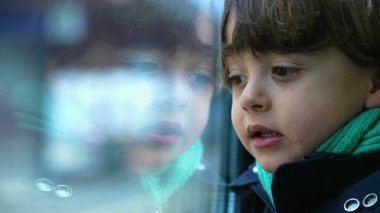 Düşünceli Çocuk Tren Penceresine Yaslanıyor, Düşünceli Çocuk 'un Dünya' yı İçgözlemsel Duyguyla Gözlemlediği Yakın Profili