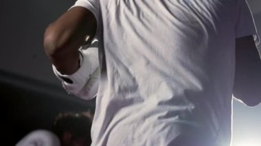 Boks ringinde birbiriyle dövüşen iki dövüşçü. Muay Thai dövüşçüleri güçlü dövüşte rakibi tekmeliyor ve yumrukluyor