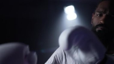 Ringde Genç Bir Siyah Dövüşçü 'den Karşıt Yumruklar ve Tekmeler Alınan POV. Afrikalı Amerikalı atlet eğitimine bakış açısı