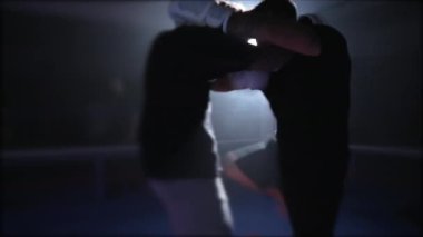 Muay Thai Dövüşçüleri Ringde Dramatik Aydınlatma ile Diz Vuruşları Karşılığında