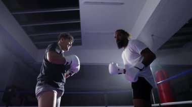 Dövüşçüler, boks ringinde karşılaşmadan önce dostça bir dostluk kurmak için eldivenle dövüşmeye başlarlar. rakipler karşı karşıya