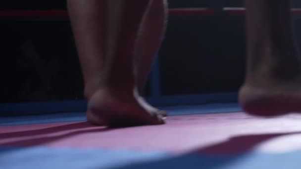 Pies Dos Luchadores Dentro Del Ring Combatiendo Oponente Rivales Bailan — Vídeo de stock