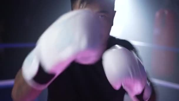 Pov Fighter Inför Rival Inuti Boxning Ring Som Stansas Motståndaren — Stockvideo