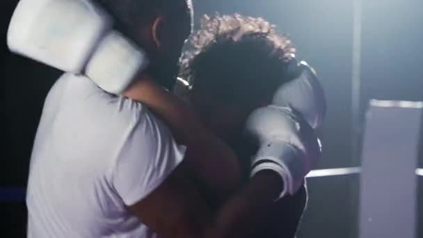 Boxers Dramatic Match Ring Interchange Punches Kicks Boxing Ring Inglés — Vídeos de Stock