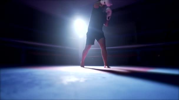 Fighter Stansning Luften Inuti Boxningsringen Med Dramatisk Bakgrundsbelysning — Stockvideo