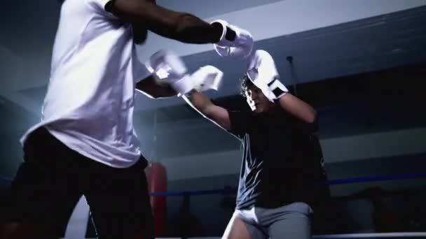 Muay Thajský Bojovník Brání Proti Kopy Foukání Protivníka Boxerském Ringu — Stock video