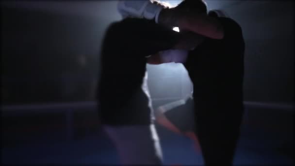 Muay Thaise Vechters Wisselen Knie Trappen Met Dramatische Verlichting Ring — Stockvideo