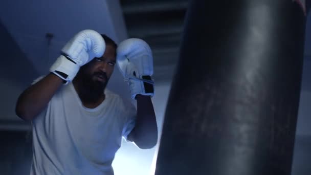 Один Молодой Черный Мужчина Пинает Сумку Носит Боксерские Перчатки — стоковое видео