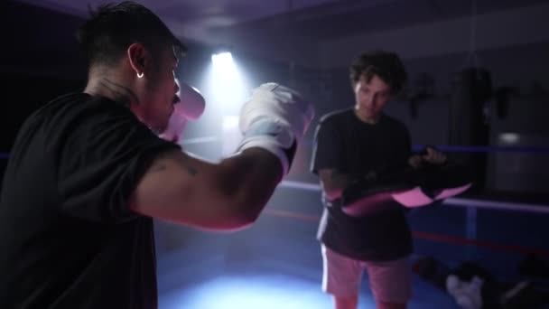 Muay Thai Fighter Képzés Segítségével Pad Tartó Sportember Ütő Rúgó — Stock videók