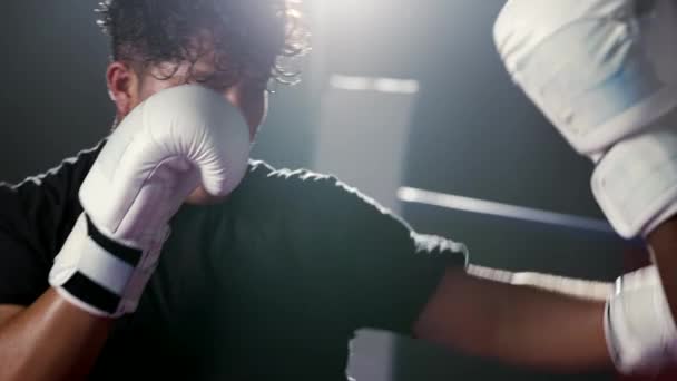 Dos Luchadores Enfrentados Dentro Del Ring Boxeo Intercambiando Golpes Patadas — Vídeo de stock