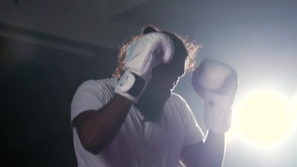 两名拳击手在拳击场内用背光进行激烈战斗 两名男子参加了泰拳训练比赛 — 图库视频影像