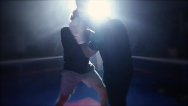 Lutadores Trocando Chutes Joelho Dentro Ringue Boxe Com Iluminação Dramática — Vídeo de Stock