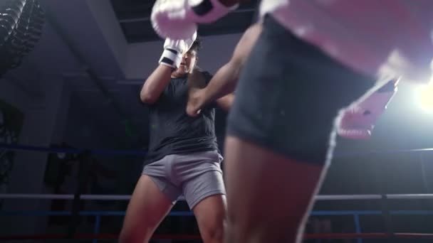 Jovem Lutador Entrega Pontapé Perna Anel Boxe Iluminação Dramática Meio — Vídeo de Stock