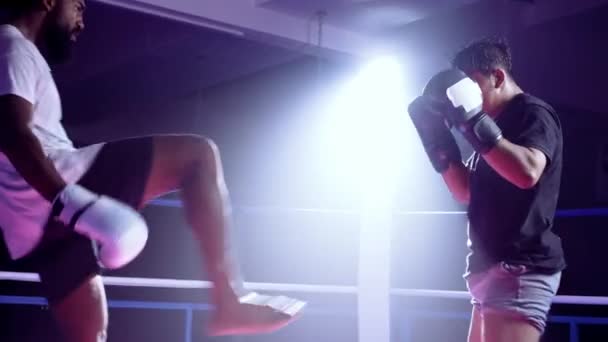 Strijders Ring Bezig Met Boksen Muay Thai Gevecht Tegenstanders Schoppen — Stockvideo